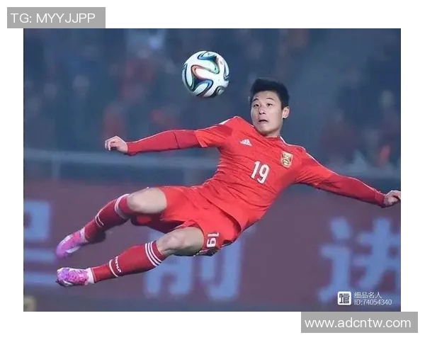 足球明星化身老头踢球搞笑视频引发网友热议与欢笑